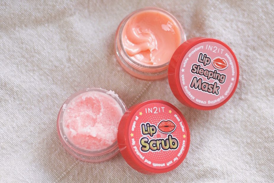 IN2IT Lip Scrub #berry 12g ลิปสครับน้ำตาลอณูละเอียด ช่วยขจัดเซลล์ผิวที่ริมฝีปาก เผยผิวเนียนนุ่ม สุขภาพดี ด้วยShea Butter, Argan Oil และ Vitamin E