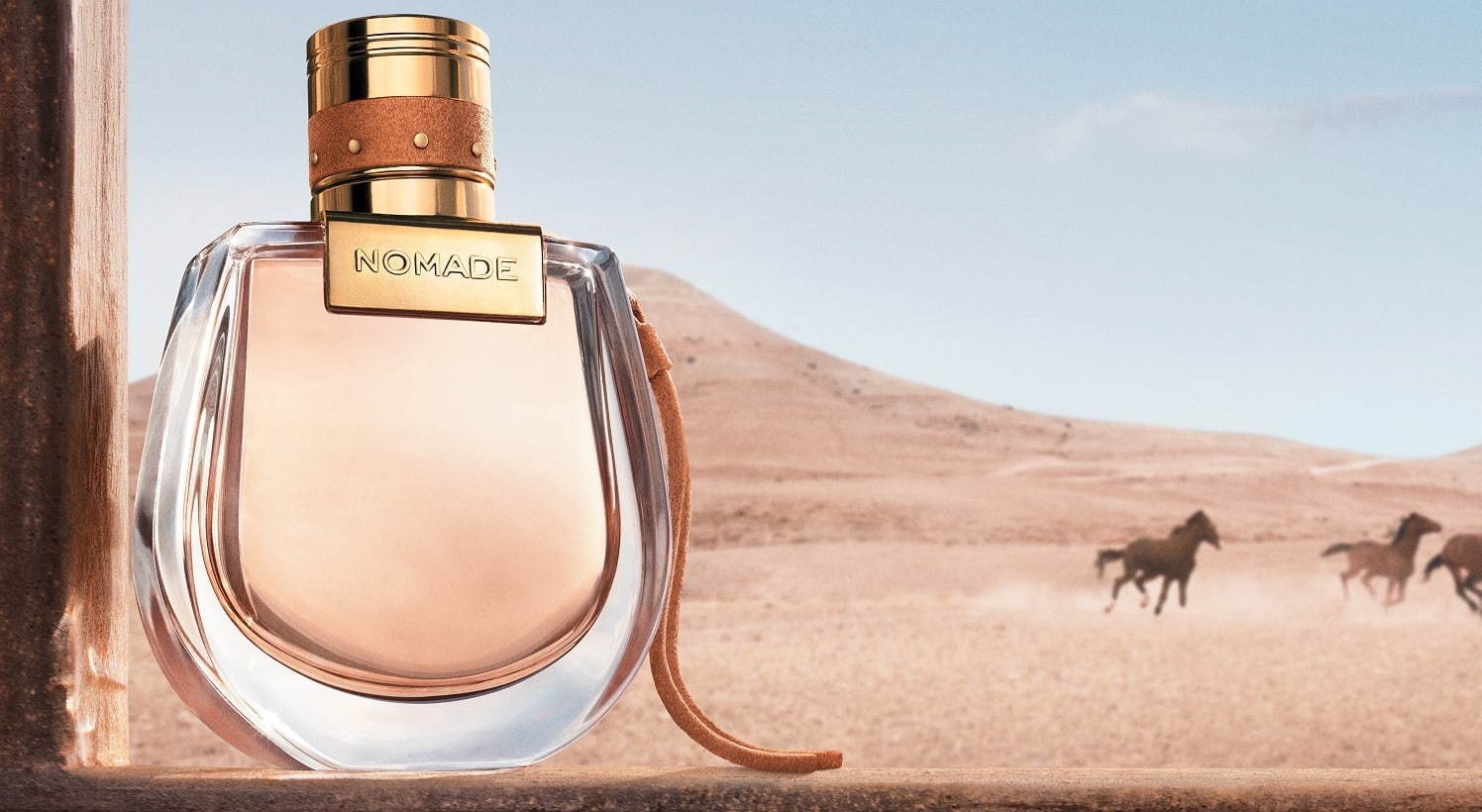 Chloe Nomade Absolu EDP Chloé Nomade คอลเลคชั่นน้ำหอมอันเปี่ยมไปด้วยจิตวัญญาณแห่งหญิงสาวผู้เปิดรับความงดงามภายใต้โลกใบนี้ ได้เติบโตและแบ่งบานผ่านประสบการณ์และการได้ค้นพบเรียนรู้สิ่งต่างๆ